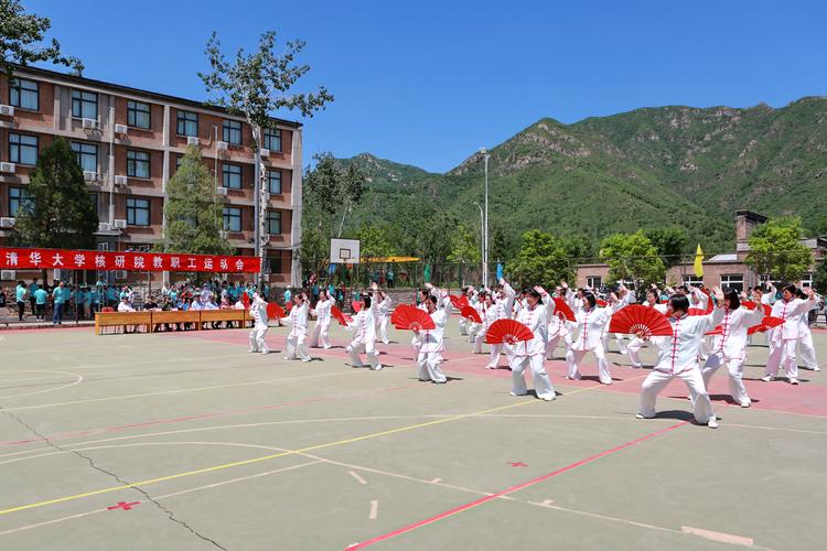 中国女足热身赛表现不佳，教练组面临调整压力.